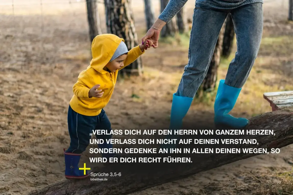 Ein Kind mit gelber Kapuze und ein Erwachsener mit blauen Gummistiefeln gehen Hand in Hand. Ein bibelvers ermutigung krankheit.