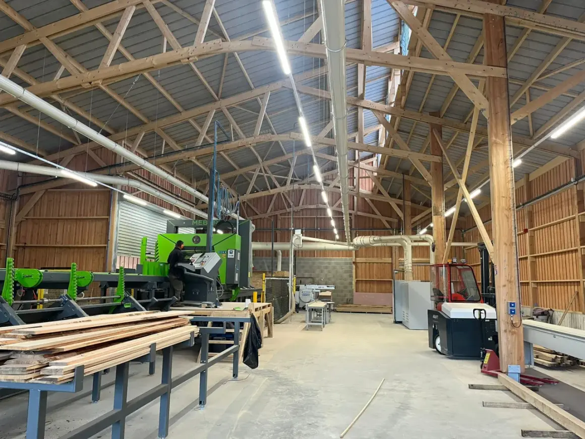 Aménagement d'un plan atelier menuiserie avec machines, bois et chariot élévateur.