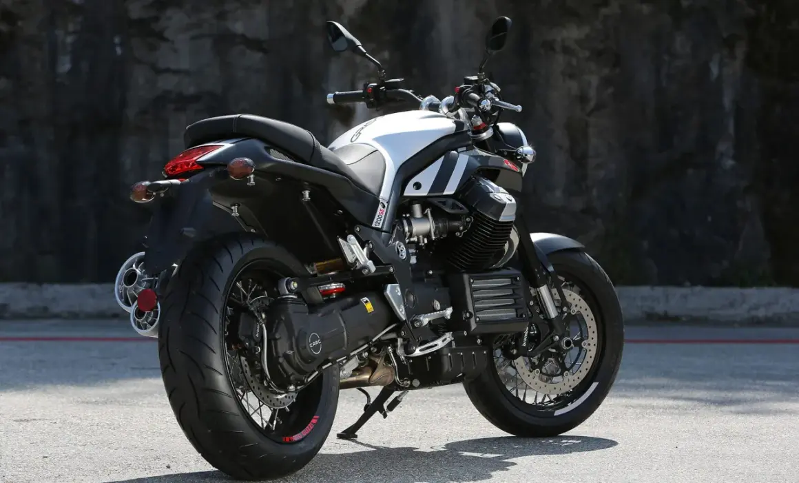 Moto Guzzi V7: detalles de su ficha técnica en esta moto clásica.
