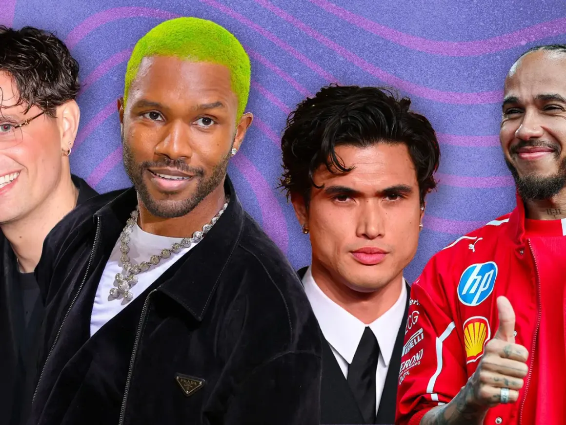 Quatre hommes célèbres, chacun avec une coupe de cheveux homme distinctive. L'un arbore une chevelure verte vibrante, un autre un style plus classique.