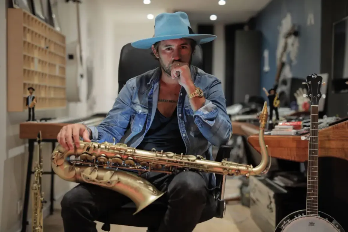 Uomo con cappello azzurro e sax dorato, un'icona del jazz.