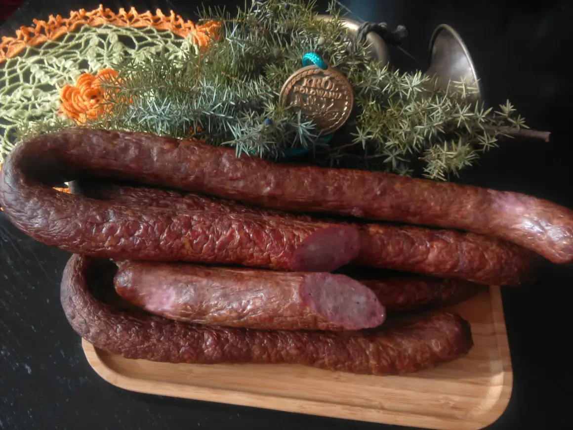 Wędzona kiełbasa z dzika, idealna na 10 kg. Aromatyczna, z ziołami i medalem "Król Polowania".