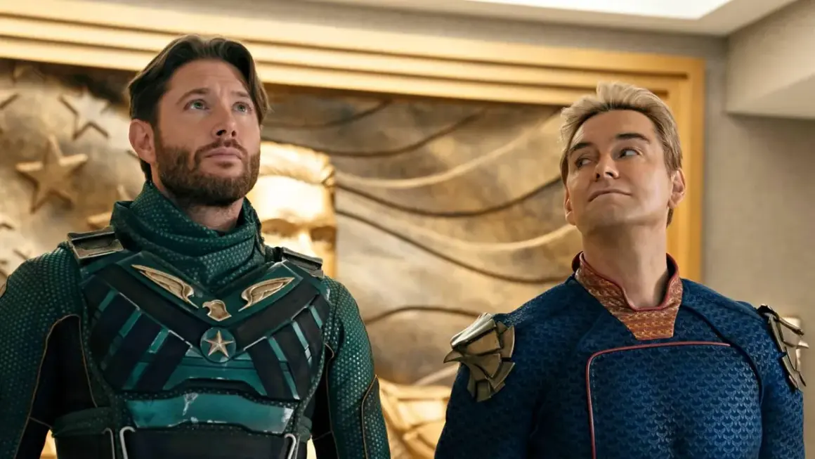 Homelander und Soldier Boy blicken nach oben, bereit für die neue Staffel von "The Boys".