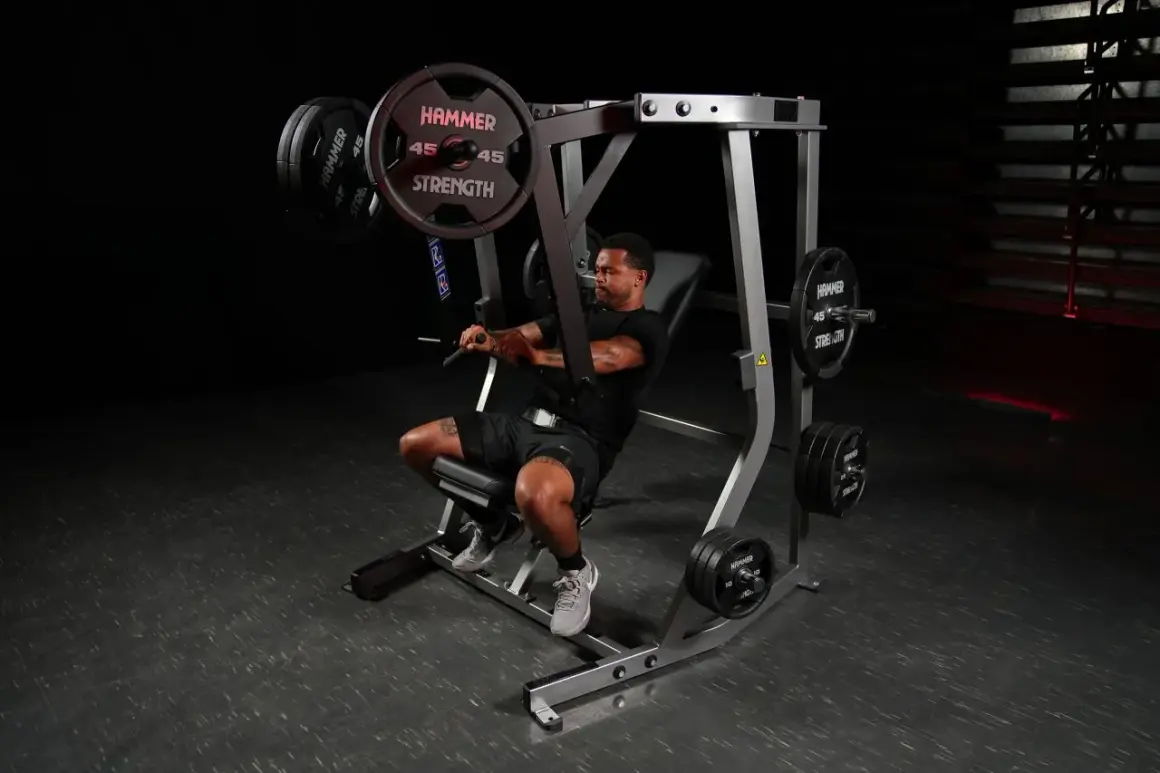 Man tränar decline press på ett gym.