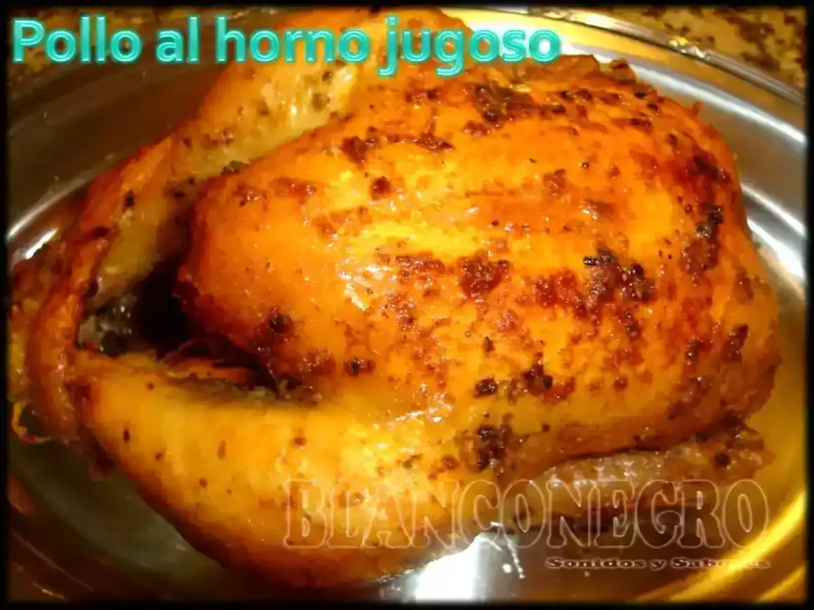Pollo al horno jugoso, dorado y crujiente, listo para disfrutar. Un festín para los sentidos.