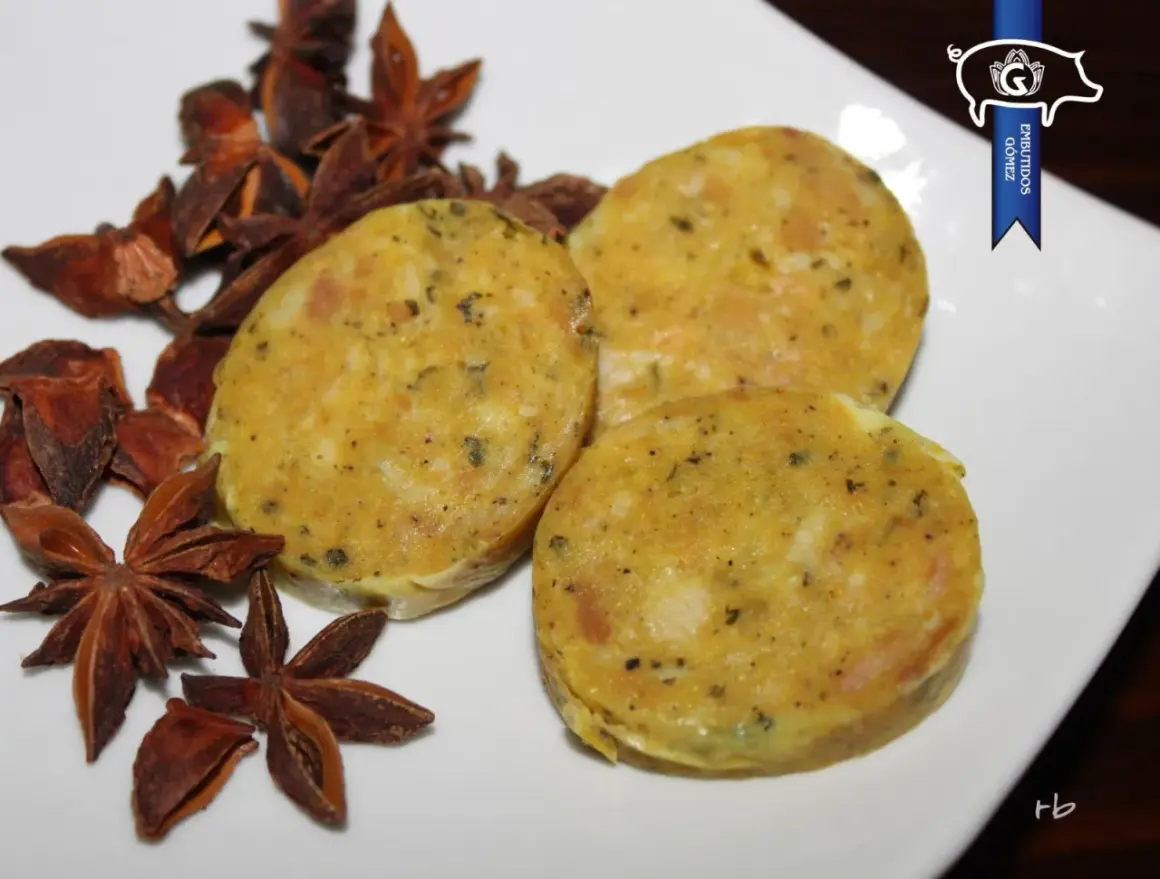 Rodajas de morcilla blanca con especias y anís estrellado. Los ingredientes de esta morcilla blanca prometen un sabor único.