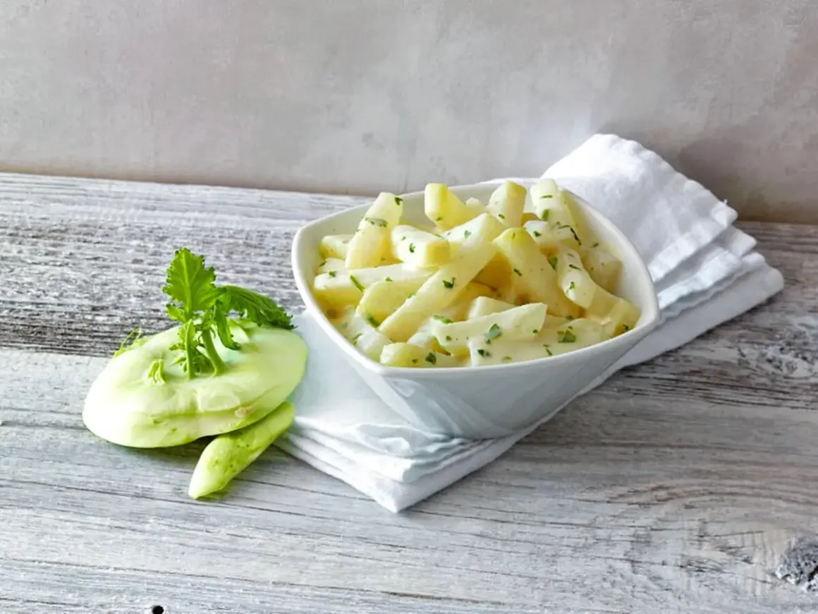 Kohlrabi in cremiger Soße, perfekt gekocht. Wie lange kohlrabi kochen? Hier ist die Antwort auf einem Teller!