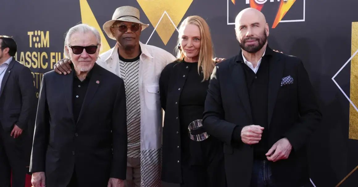 Pulp Fiction obsada: Harvey Keitel, Samuel L. Jackson, Uma Thurman i John Travolta na czerwonym dywanie.