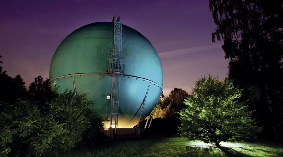 Grüne Kugel des Galileum Solingen leuchtet im Sternenhimmel.