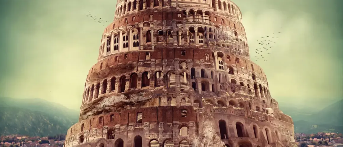 Der Turm zu Babel heute: eine monumentale, zerfallene Struktur mit vielen Bögen und Fenstern, umgeben von einer nebligen Landschaft. Vögel fliegen am Himmel.