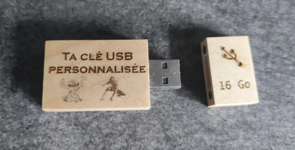 Clé USB bois personnalisée avec Stitch et un personnage en action. La clé de 16 Go est gravée.