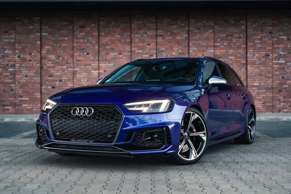 Błękitne Audi RS4 Avant z charakterystycznym grillem i felgami, gotowe na każdą drogę.