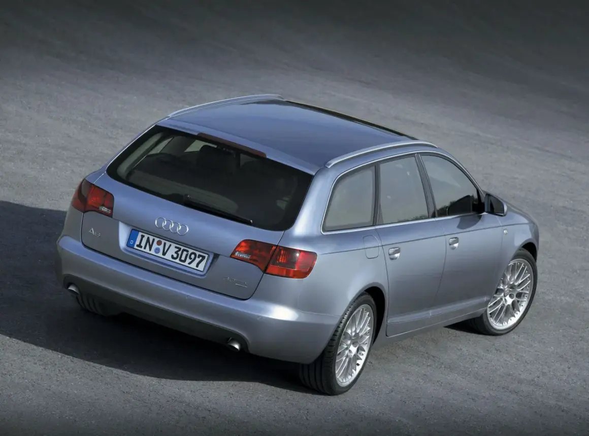 Srebrne Audi A6 C6 2.7 TDI Avant z widokiem od tyłu, zaparkowane na asfaltowej nawierzchni.
