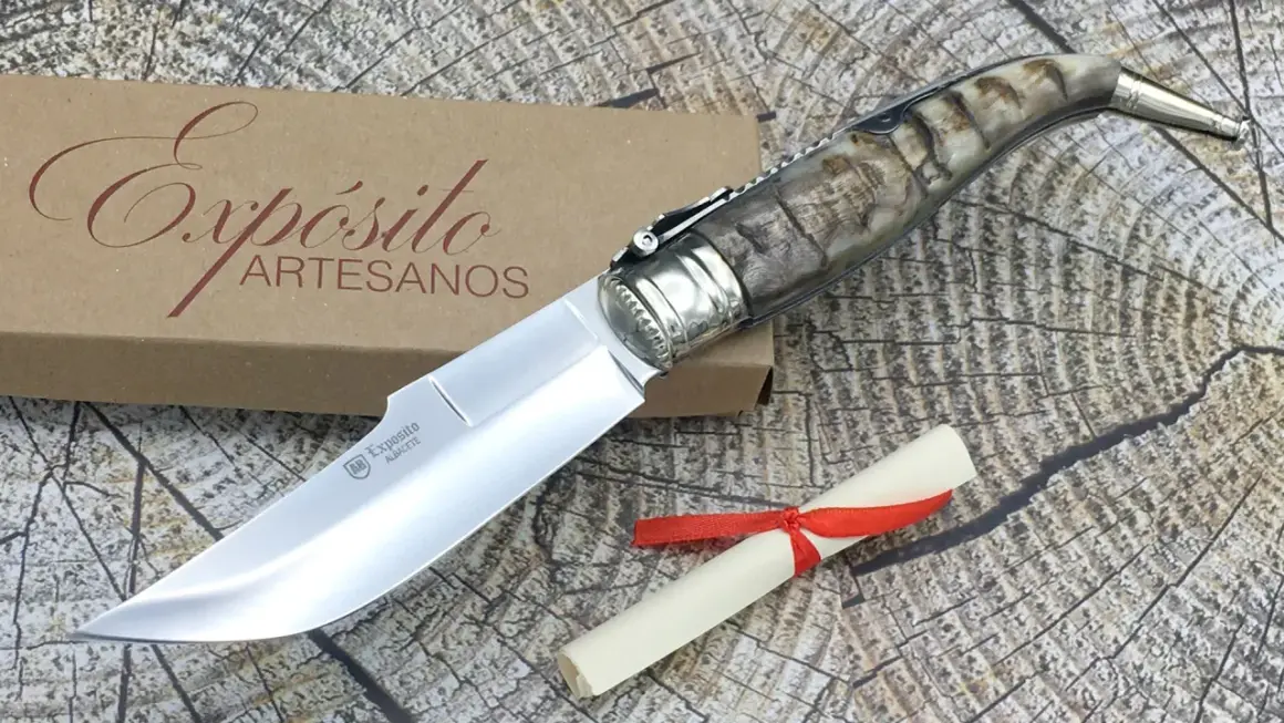 Navajas Expósito de Albacete, con mango de asta y detalle de pergamino con lazo rojo.