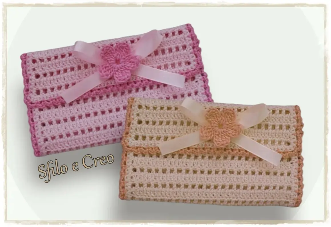Due pochette porta trucchi uncinetto, rosa e beige, decorate con fiorellini e nastri.