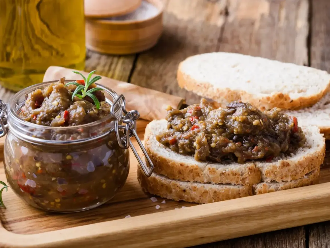 Pyszna pasta z bakłażana z ziołami i papryką, podana na chlebie. Idealna na przekąskę.