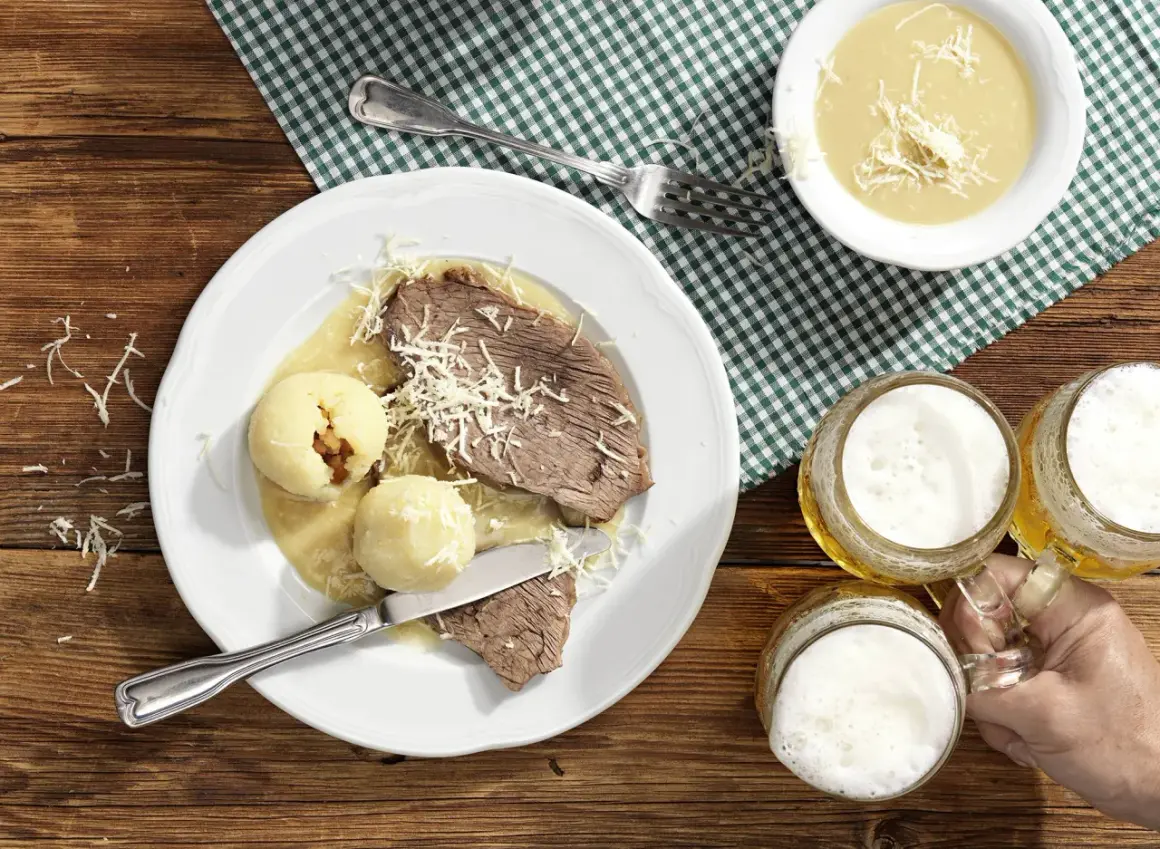 Deftiges Krenfleisch-Rezept mit Klößen, Soße und Bier. Ein Genuss für jeden Fleischliebhaber!