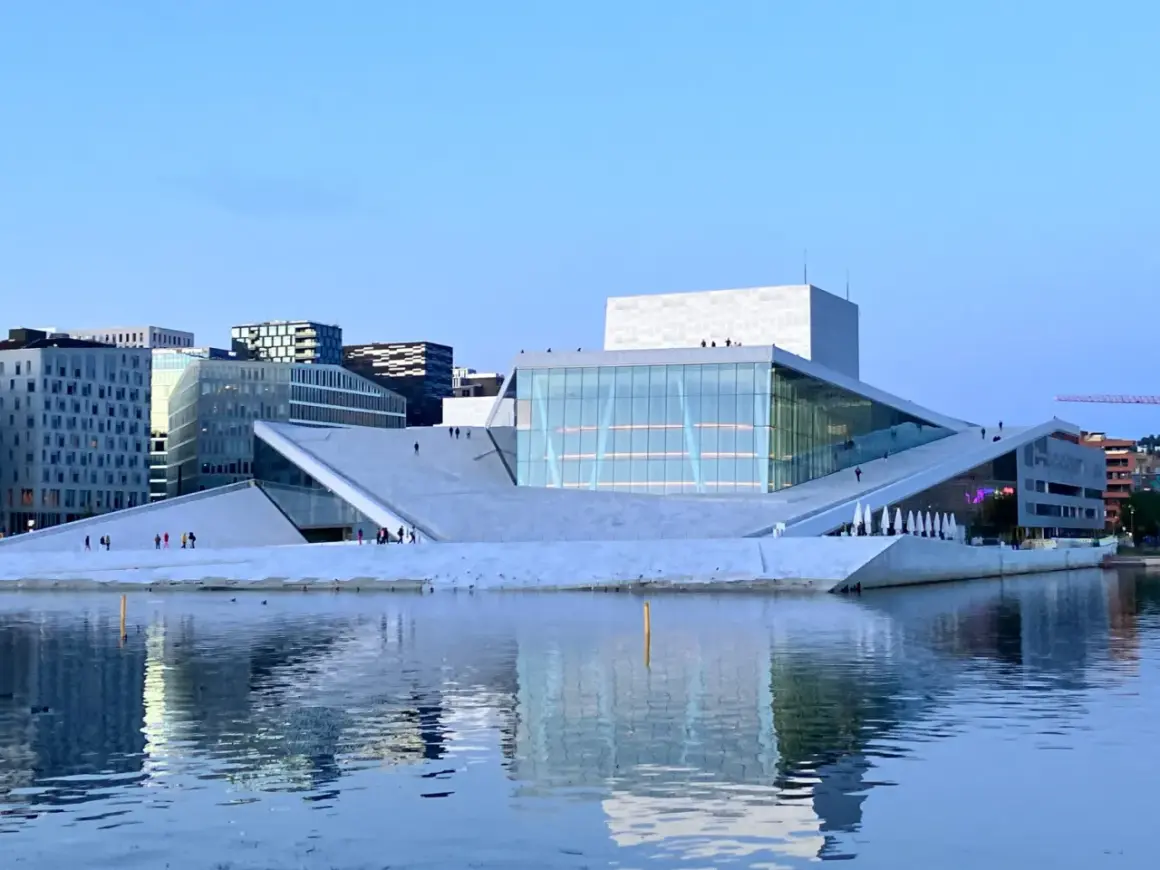 Nowoczesna Opera w Oslo, idealne miejsce, by zobaczyć, co robic w Oslo. Architektura i woda tworzą piękne odbicia.