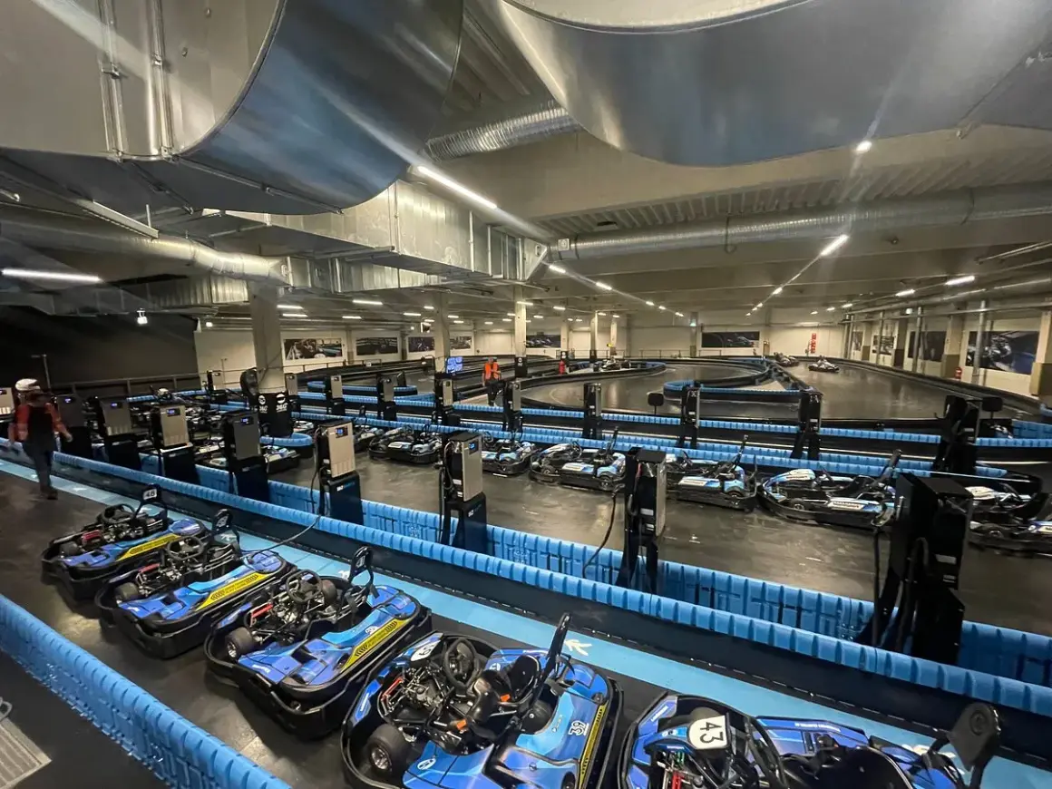 Bereit für Action auf der Kartbahn Gladbach? Mehrere Go-Karts stehen bereit, die Rennstrecke ist beleuchtet und lädt zum Gasgeben ein.