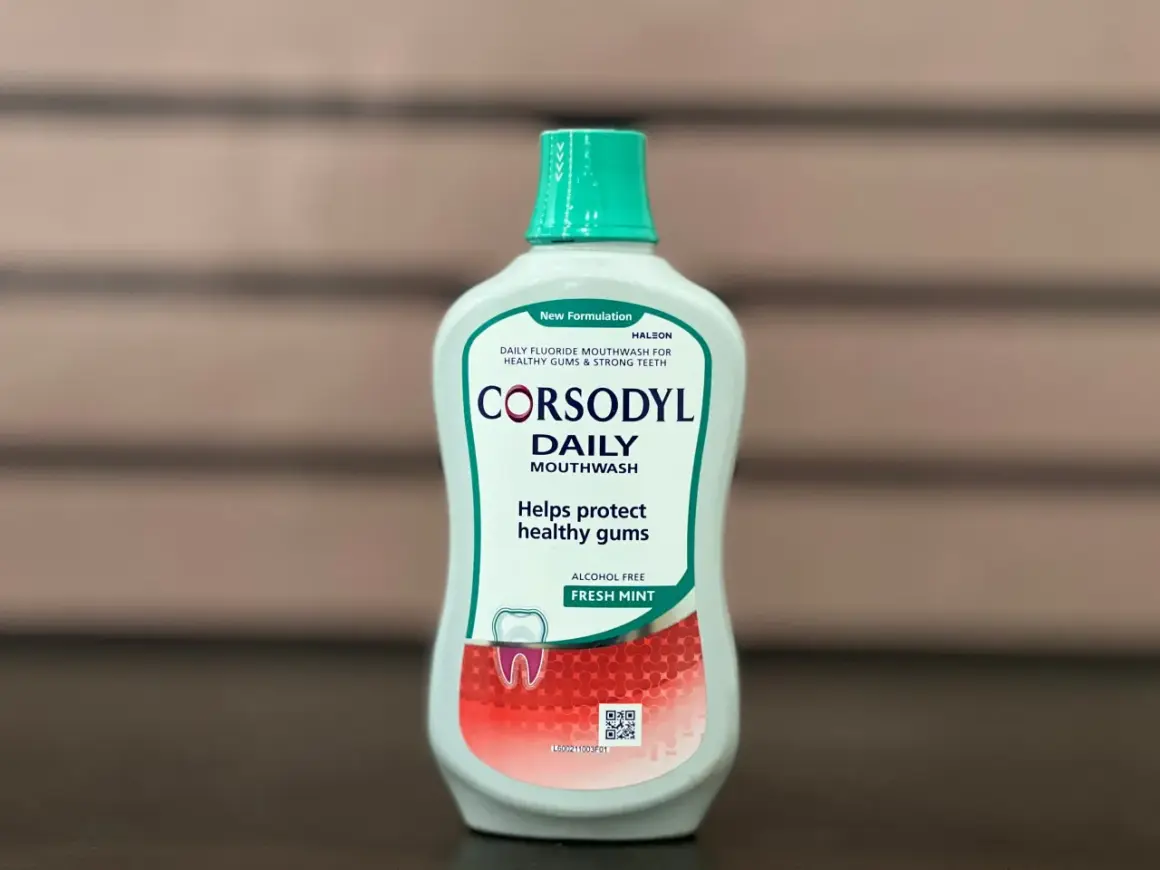 Płyn do płukania jamy ustnej Corsodyl Daily Mouthwash, świeża mięta. Zastanawiasz się, czy wybrać Corsodyl czy Eludril? Ten produkt dba o zdrowe dziąsła.