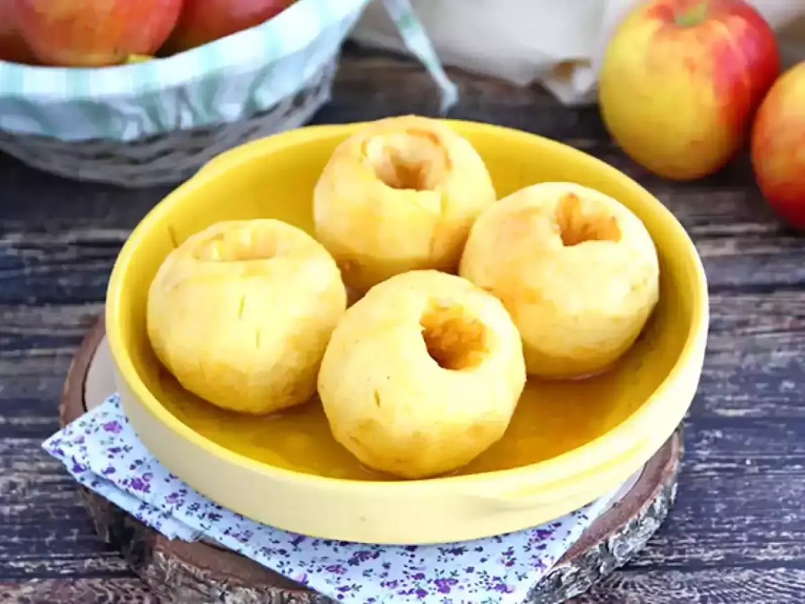 Mele cotte al forno, profumate e succose, come quelle della ricetta della nonna. Un dolce semplice e delizioso.