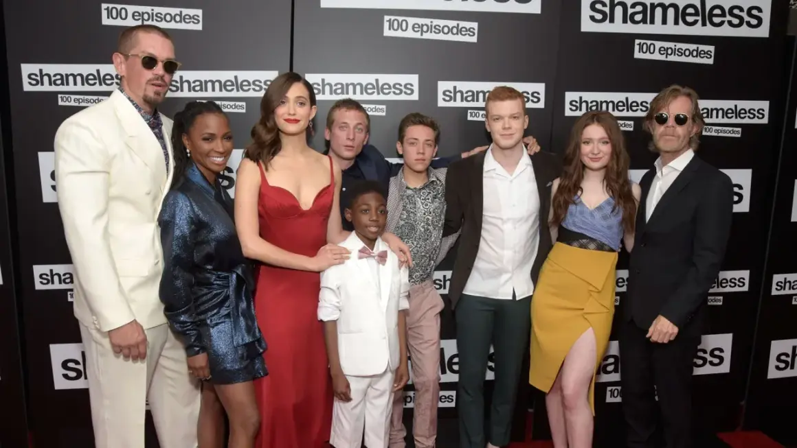 Die Besetzung von Shameless feiert 100 Episoden. Die Schauspieler posieren auf dem roten Teppich.