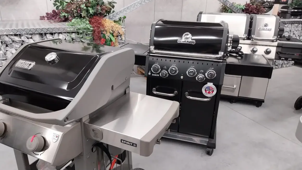 Dwa grille gazowe, Weber i Broil King, stoją obok siebie. Zastanawiasz się, jaki grill gazowy wybrać?