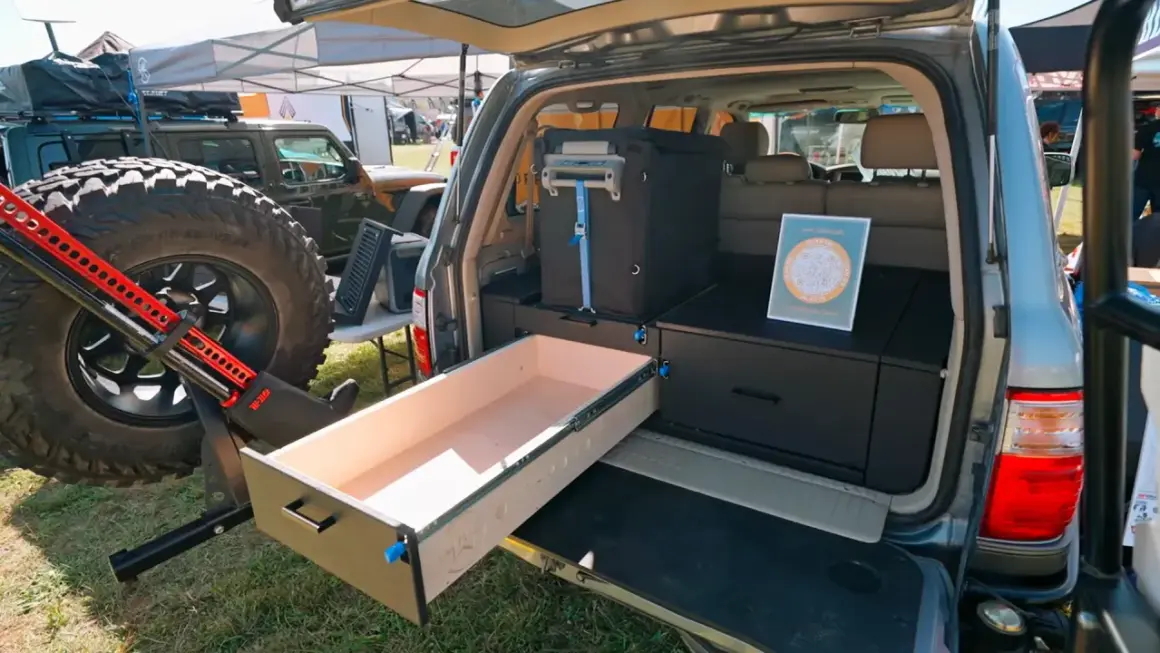 Aménagement de coffre de véhicule tout-terrain avec un tiroir coulissant en bois, idéal pour fabriquer un tiroir coulissant en bois pratique pour le camping.