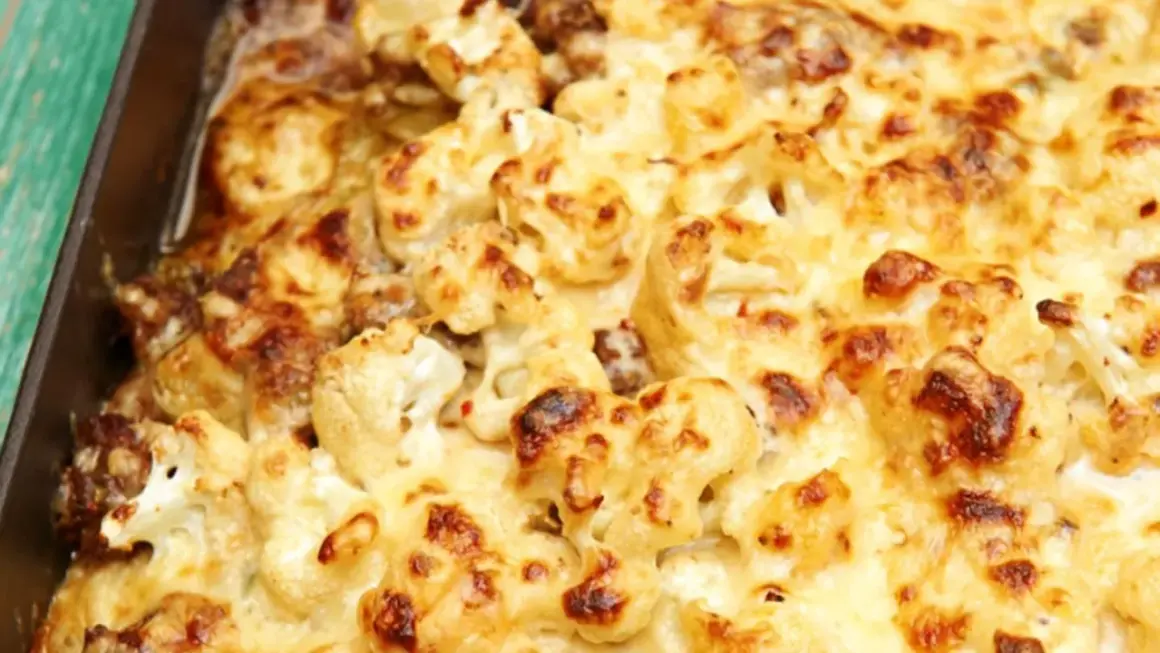 Herzhafter blumenkohlauflauf mit hackfleisch, überbacken mit goldbraunem Käse.