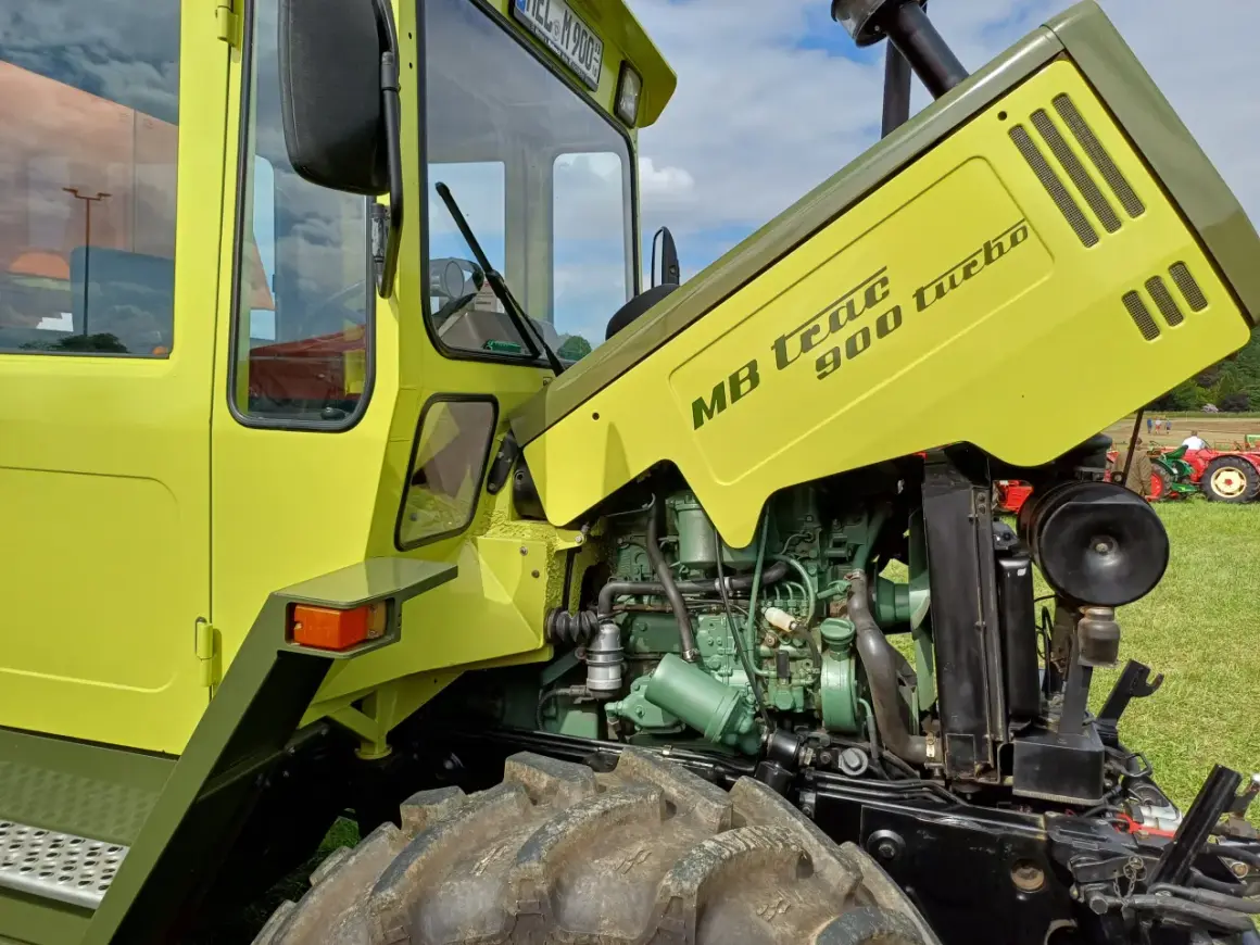Silnik traktorka MB trac 900 turbo, z otwartą maską, prezentuje się jak nowe części do kosiarek traktorków.