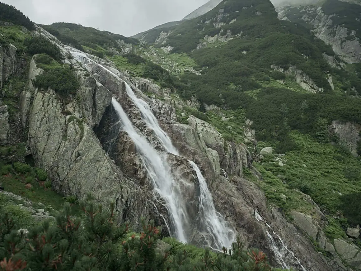 Wodospad Siklawa w Tatrach, idealny cel na wycieczkę Morskie Oko i Dolina Pięciu Stawów w jeden dzień.