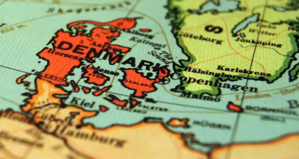 Mapa pokazuje Danię, zaznaczoną na pomarańczowo, z Kopenhagą i Malmö.