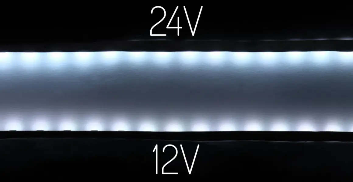 Porównanie jasności taśmy LED 12V i 24V. Górna taśma 24V świeci jaśniej.
