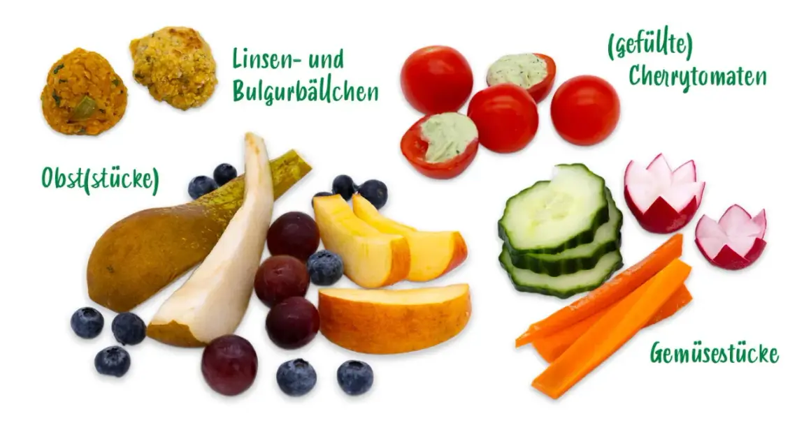 Gesunde Snacks: Linsen- und Bulgurbällchen, Obststücke (Birne, Beeren, Pfirsich), gefüllte Cherrytomaten, Gurken-, Karotten- und Radieschenstücke. Gut für Menschen, die auf ihre Ernährung achten, was nicht essen bei Demenz.
