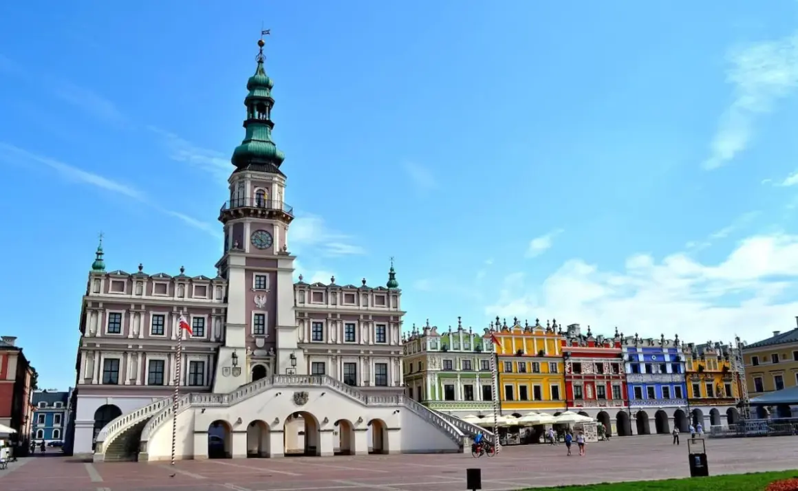 Zamość, jeden z najpiękniejszych miast w Polsce, zachwyca kolorowymi kamienicami i renesansowym ratuszem.