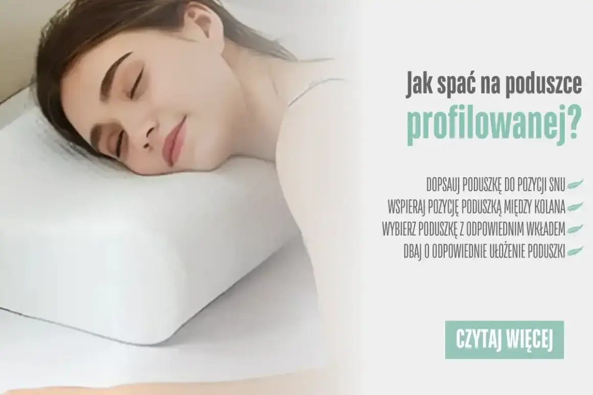 Kobieta śpi na poduszce profilowanej, która podpiera jej głowę i szyję.