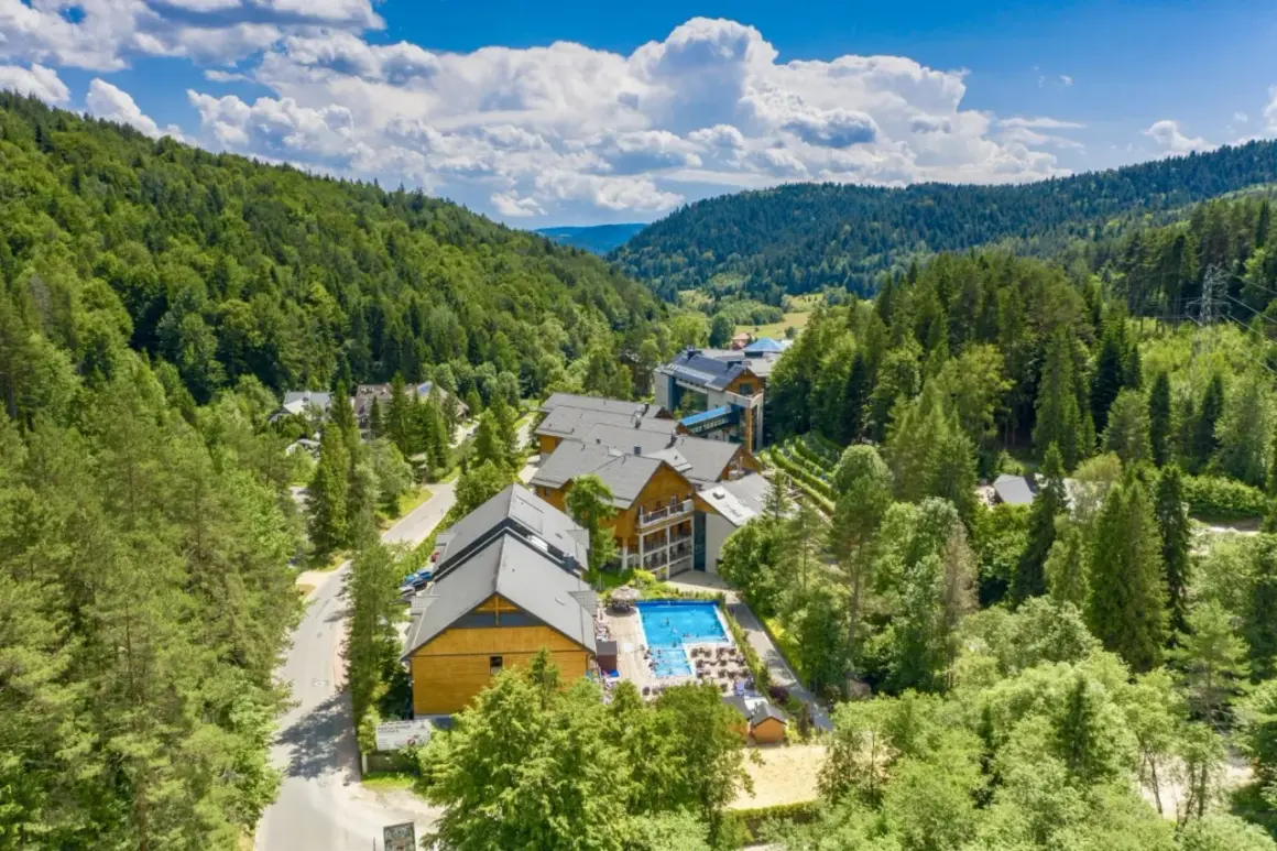 Idealne miejsce, gdzie na majówkę: hotel z basenem w otoczeniu zielonych gór.