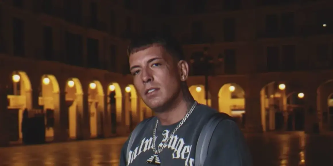 Sentino, znany z kontrowersyjnej **biografii**, w ciemnej scenerii miejskiej.