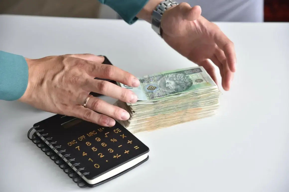 Ręce liczą stos banknotów, obok kalkulator. Jak odzyskać pieniądze z banku po zmarłej osobie?