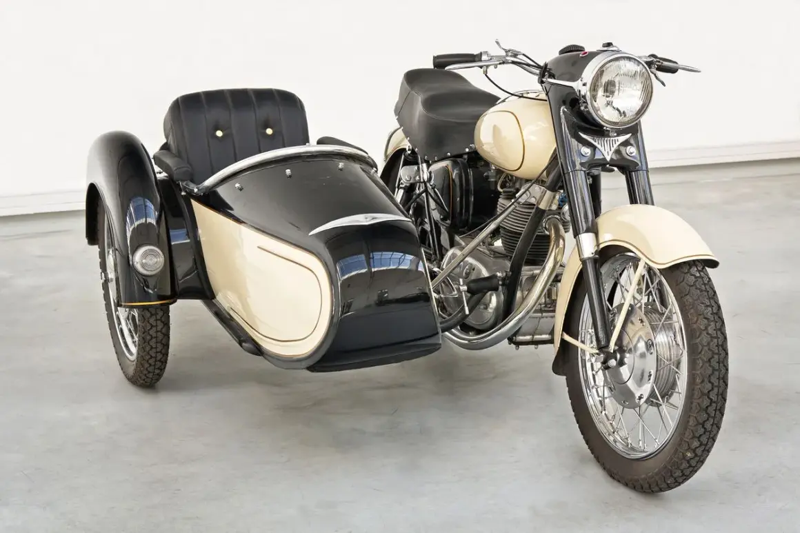 Moto con sidecar clásica, color crema y negro, lista para un paseo nostálgico.