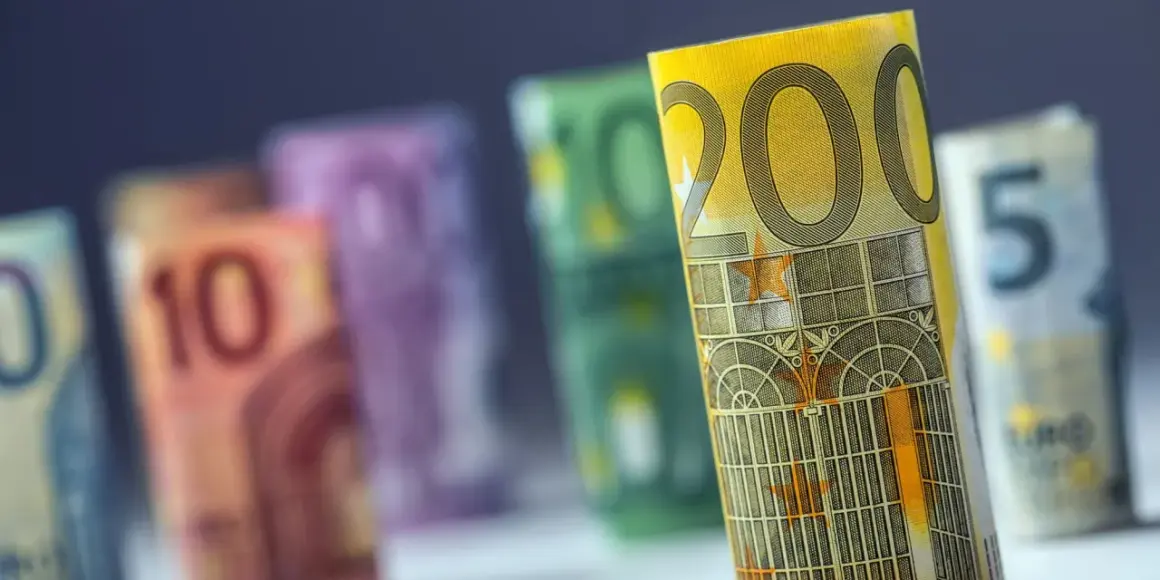 Euro to waluta w Austrii. Widoczne banknoty o nominałach 5, 10, 50, 100 i 200 euro.