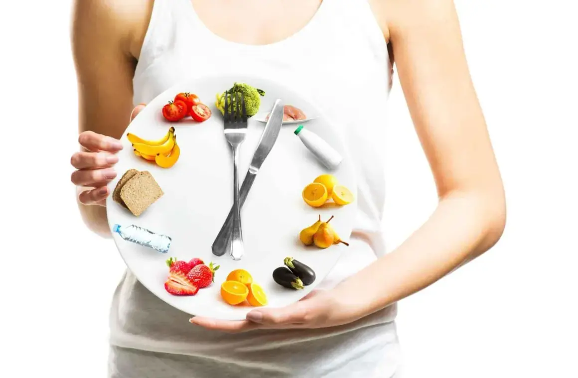 Une assiette en forme d'horloge illustrant la chrono nutrition avec des fruits, légumes, pain et eau.