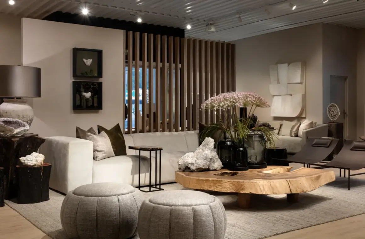 Ein stilvolles Wohnzimmer mit neutralen wandfarben trends. Ein beiges Sofa, ein rustikaler Holztisch und dekorative Elemente schaffen eine gemütliche Atmosphäre.