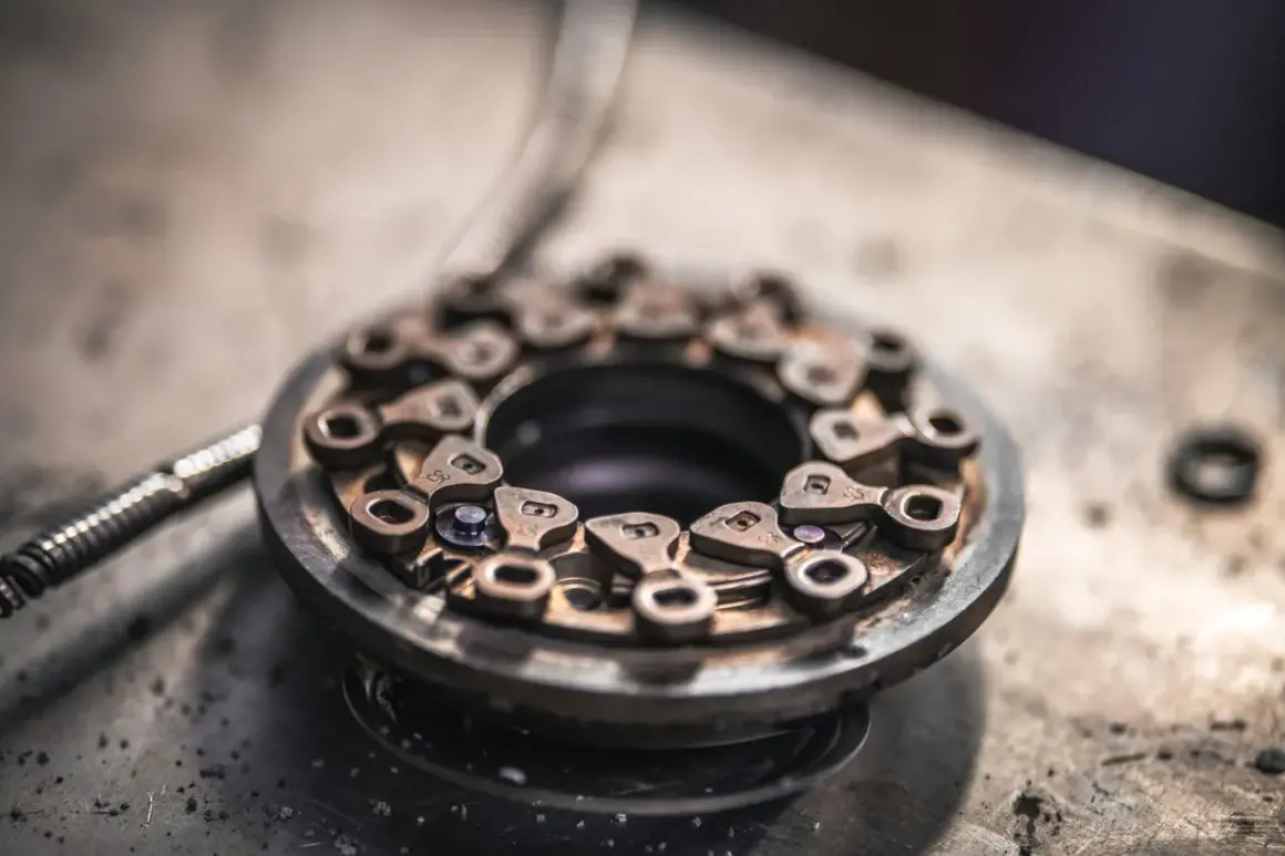Detale budowy turbosprężarki ze zmienną geometrią. Mechanizm z łopatkami i sprężyną.