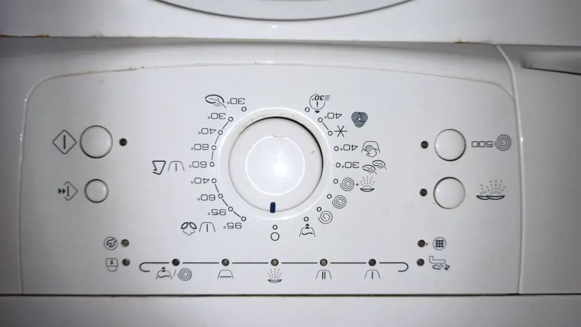 Panel sterowania pralki Whirlpool z ikonami programów i temperatur. Pomoc w obsłudze urządzenia.