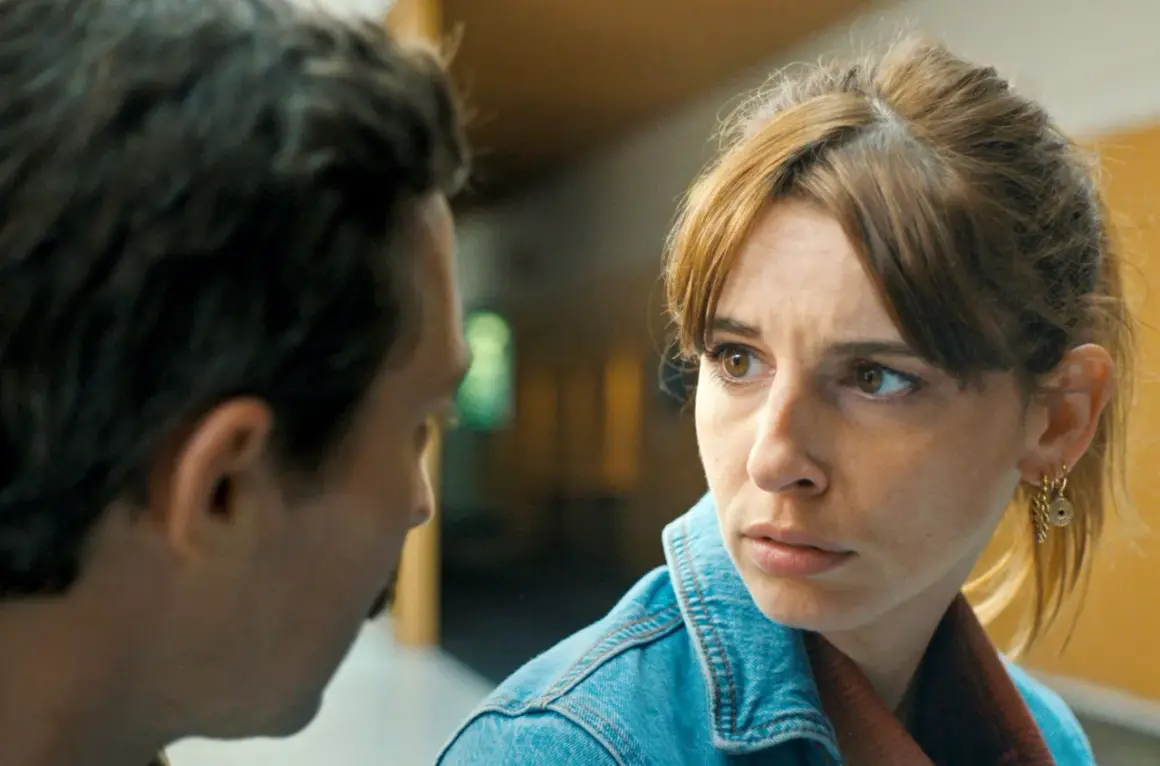 Ein Mann und eine Frau im Gespräch, die Frau trägt eine Jeansjacke. Szenen aus ehrliche leute staffel 2.