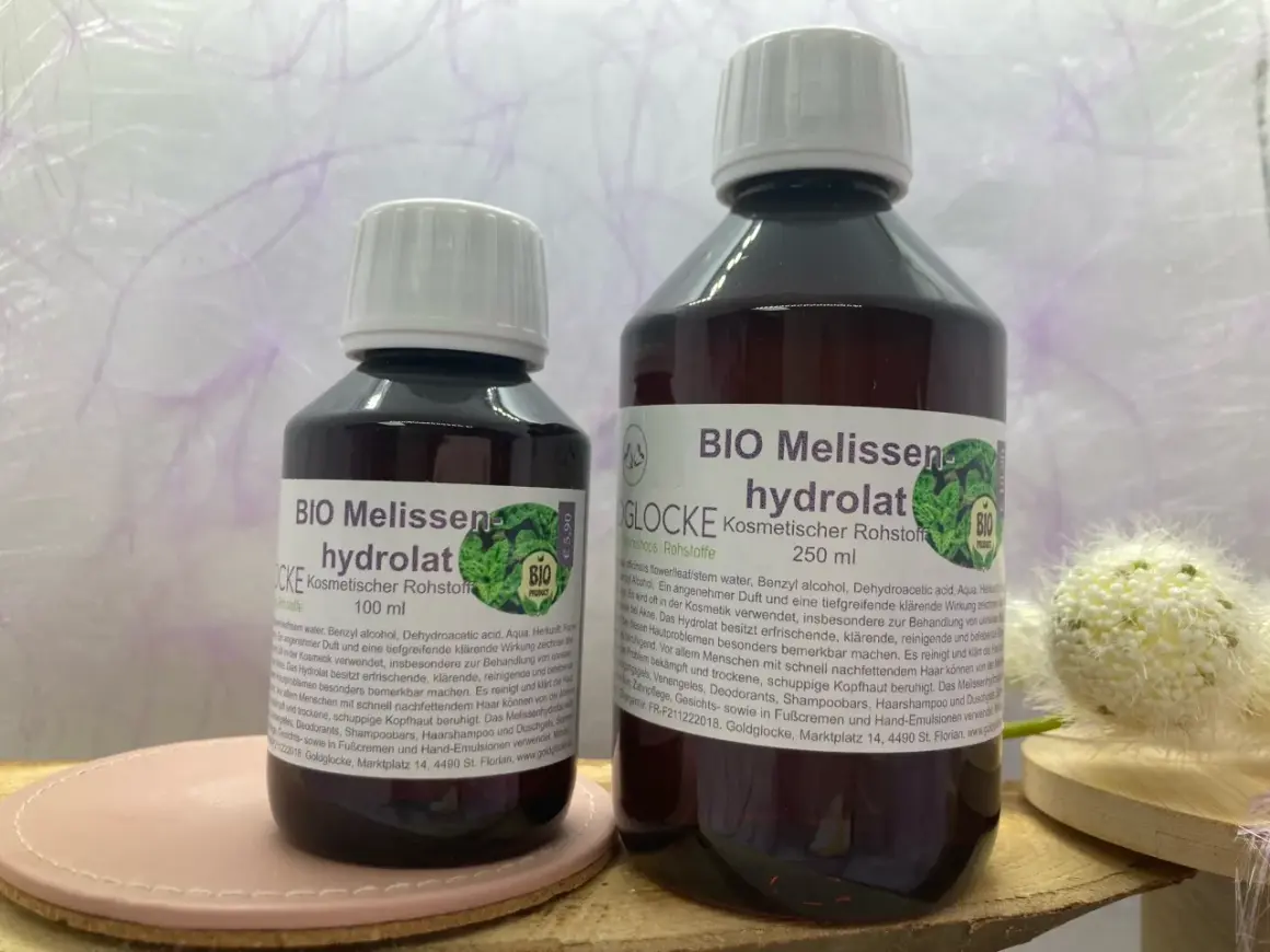 Zwei Flaschen BIO Melissenhydrolat, eines 100 ml, das andere 250 ml. Die Wirkung von Melissenhydrolat ist erfrischend und klärend.