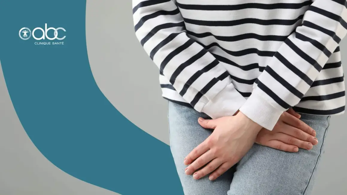 Femme tenant ses mains sur son bas-ventre, évoquant la gêne d'une fuite urinaire liée à la ménopause.