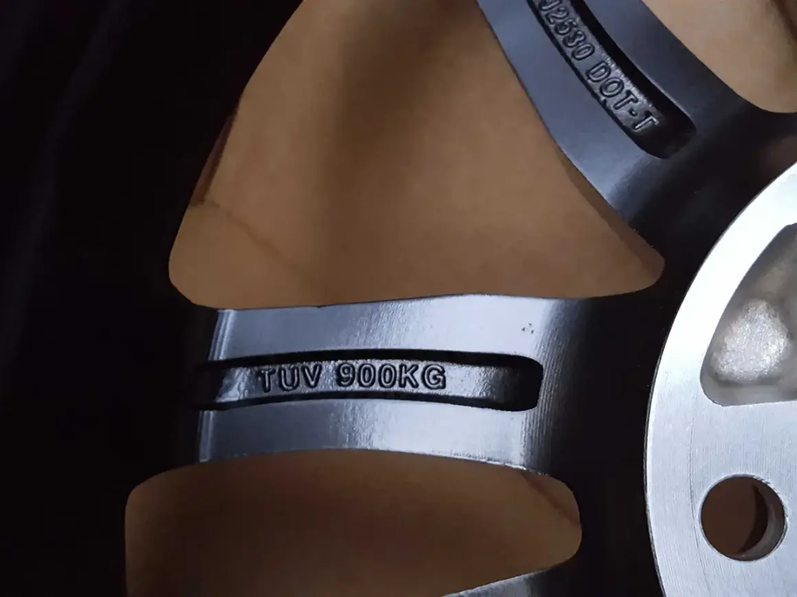 Felga aluminiowa z napisem TUV 900KG, pasująca do Nissan Primastar.