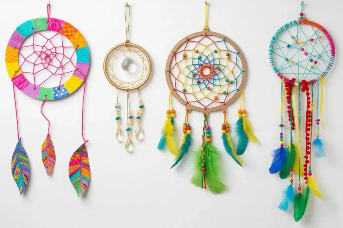 Quatre attrape-rêves colorés, un dessin attrape rêve facile, avec des plumes vives et des perles joyeuses.